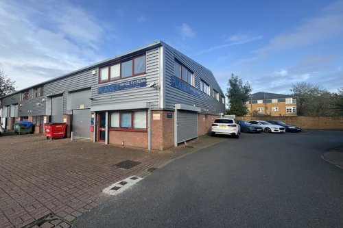 Two storey business unit for sale or to let in Feltham