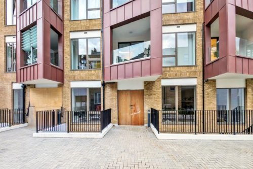 Commercial building for sale in Clapham