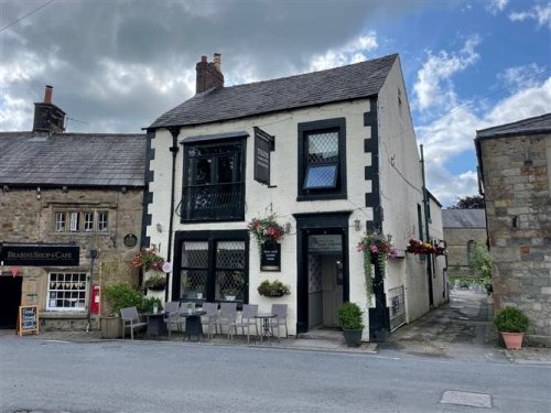 High quality public house for sale in Preston